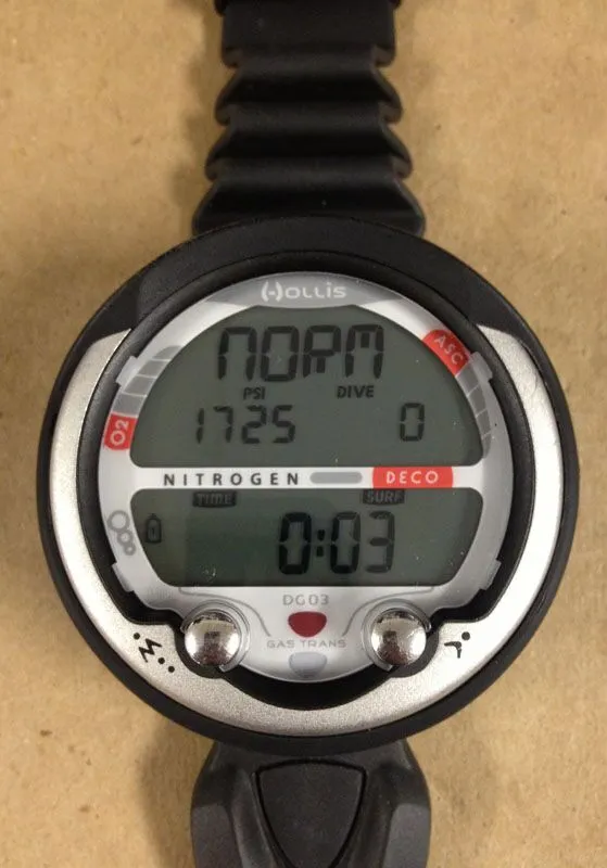 Hollis dive computer displays 1725 PSI and 0 depth.